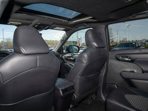 Used 2024 Toyota Highlander XSE image 11