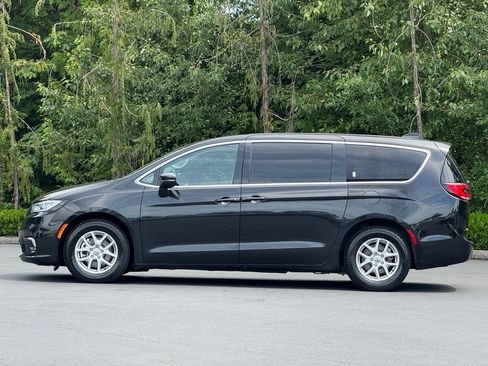 Used 2023 Chrysler Pacifica Touring-L FWD image 3