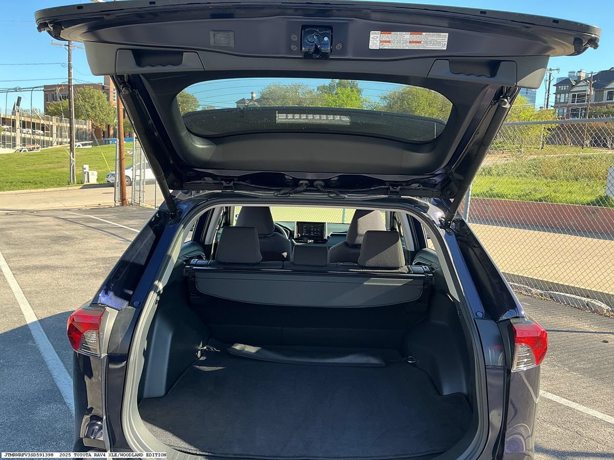 Used 2025 Toyota RAV4 XLE AWD/4WD image 9