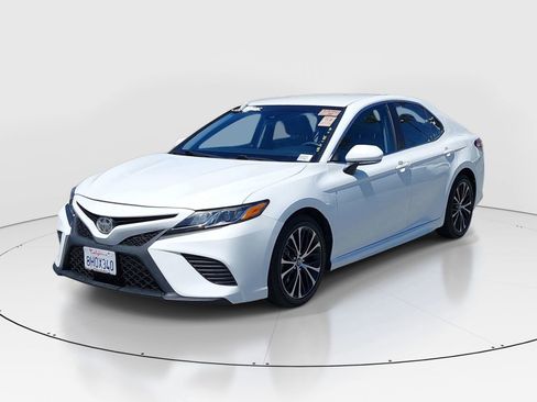 Used 2018 Toyota Camry SE w/ Convenience Package image 3