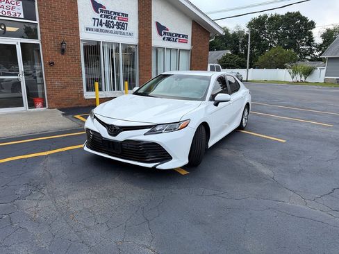 Used 2018 Toyota Camry LE FWD image 3