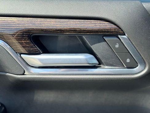 Used 2025 GMC Sierra 1500 Elevation image 23