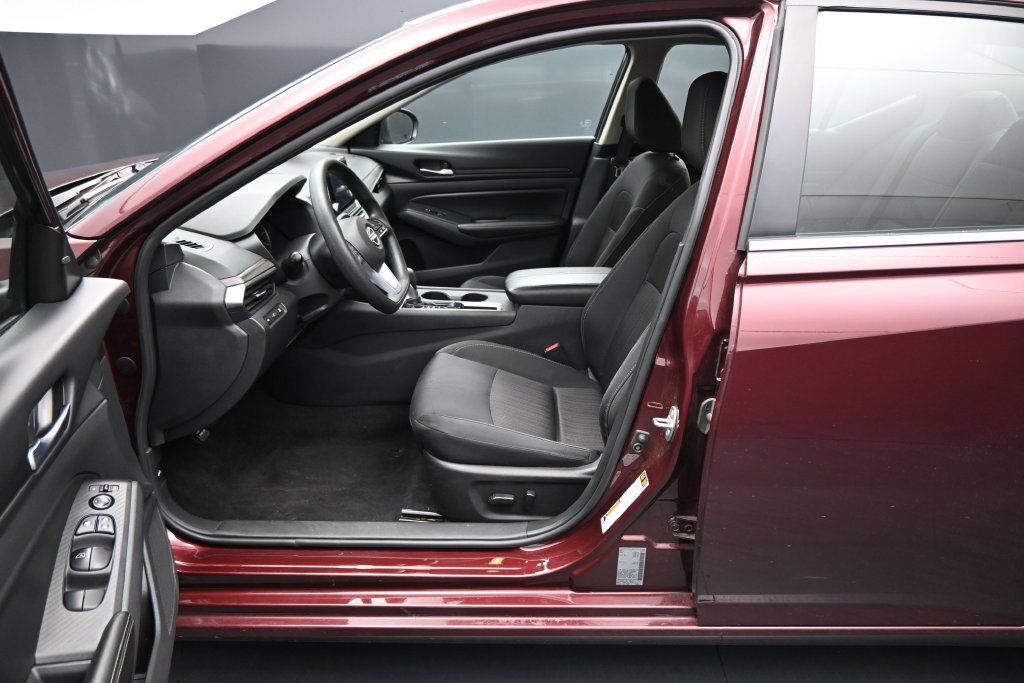 Used 2025 Nissan Altima 2.5 SV FWD image 9