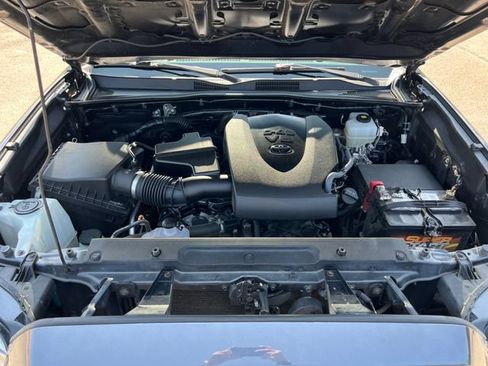 Used 2020 Toyota Tacoma TRD Off-Road w/ Blackout Package AWD/4WD image 28