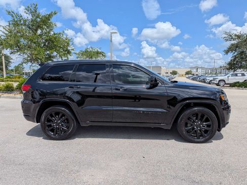Used 2020 Jeep Grand Cherokee Altitude RWD image 4