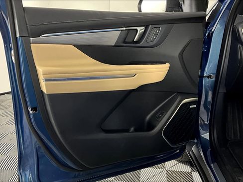 Used 2025 Buick Enclave Preferred image 15