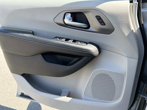 Used 2023 Chrysler Pacifica Touring-L image 16