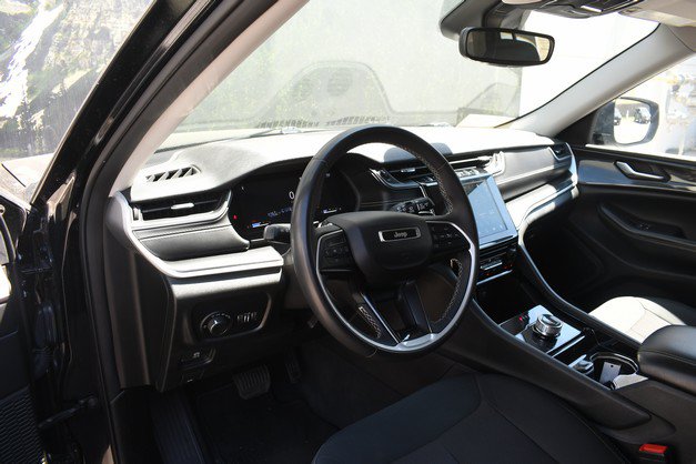 Used 2023 Jeep Grand Cherokee Laredo AWD/4WD image 14
