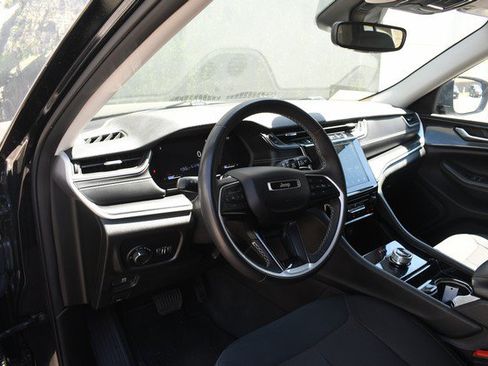 Used 2023 Jeep Grand Cherokee Laredo AWD/4WD image 14