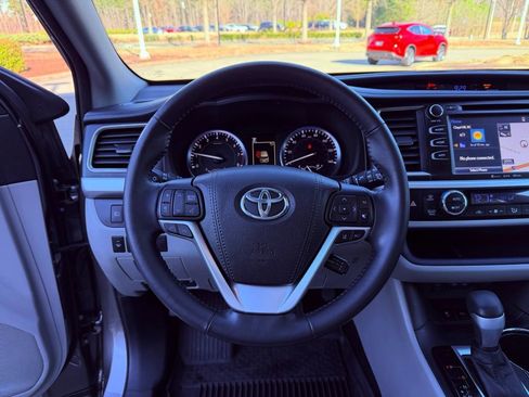 Used 2017 Toyota Highlander XLE image 20