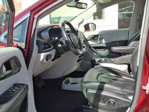Used 2020 Chrysler Pacifica Touring-L Plus FWD image 9