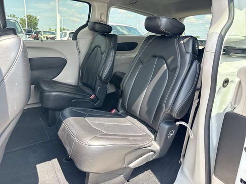 Used 2024 Chrysler Pacifica Touring-L FWD image 22
