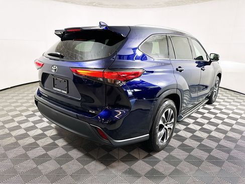 Used 2021 Toyota Highlander XLE FWD image 3