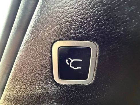 Used 2025 Chrysler Pacifica Limited FWD image 16