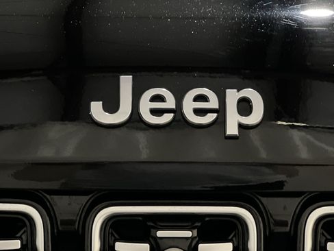 Used 2022 Jeep Grand Cherokee Summit AWD/4WD image 12