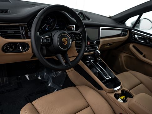 Certified 2026 Porsche Macan AWD/4WD image 4