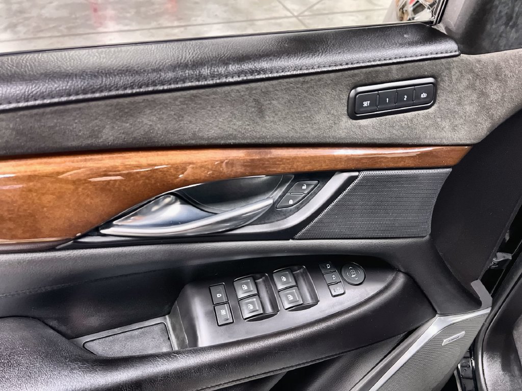 Used 2019 Cadillac Escalade Luxury RWD image 16