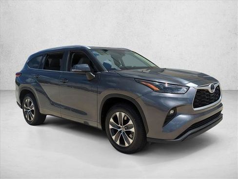 Used 2023 Toyota Highlander XLE FWD image 3