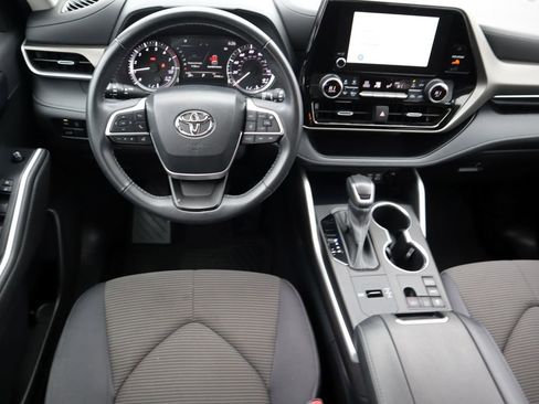 Used 2023 Toyota Highlander L image 12