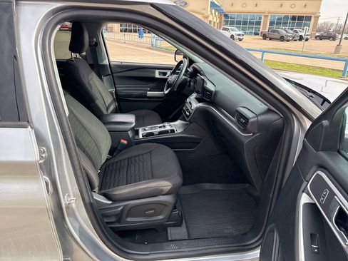 Used 2021 Ford Explorer XLT image 13