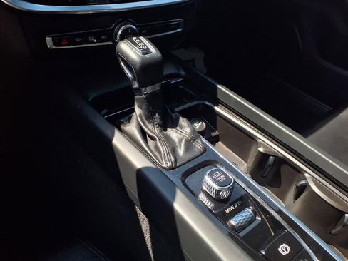 Used 2021 Volvo S60 T5 Momentum image 9