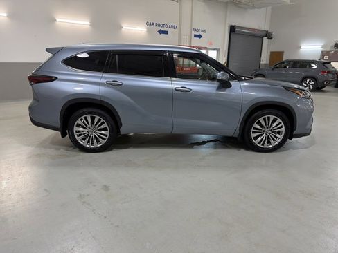 Used 2024 Toyota Highlander Platinum AWD/4WD image 9