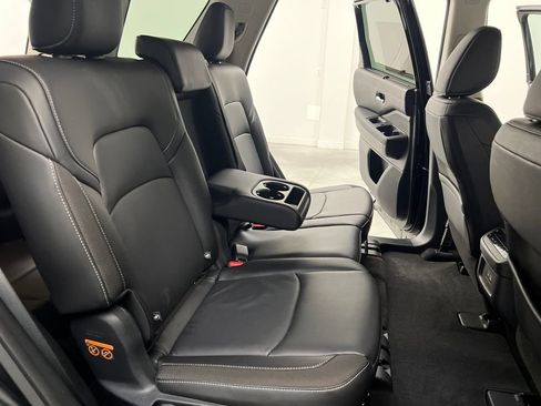 Used 2025 Nissan Pathfinder SL image 17