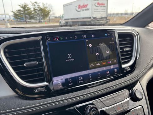 Used 2025 Chrysler Pacifica Limited image 21