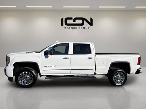 Used 2019 GMC Sierra 2500 Denali w/ Duramax Plus Package image 2