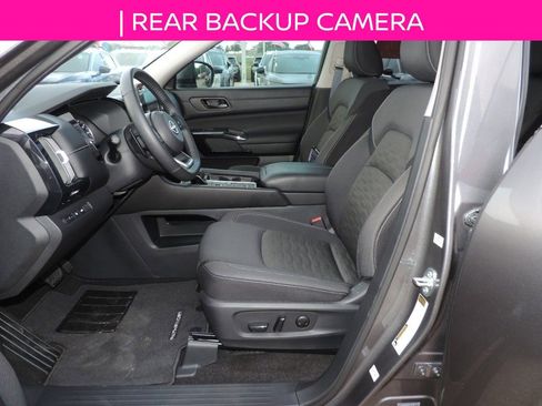 Used 2025 Nissan Pathfinder SV w/ SV Premium Package image 16
