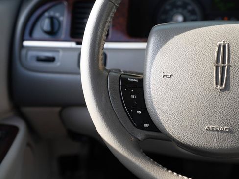 Used 2007 Lincoln Town Car Signature RWD image 35
