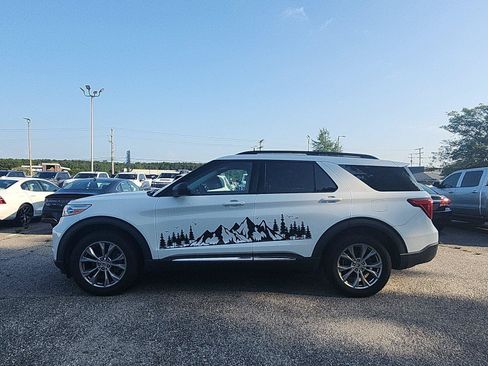 Used 2020 Ford Explorer XLT w/ Equipment Group 202A AWD/4WD image 2