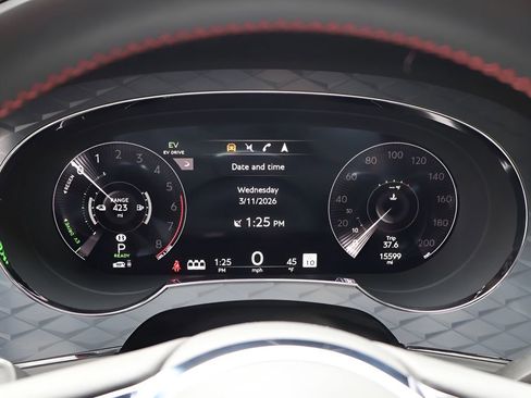 Used 2023 Bentley Bentayga Plug-In Hybrid image 29