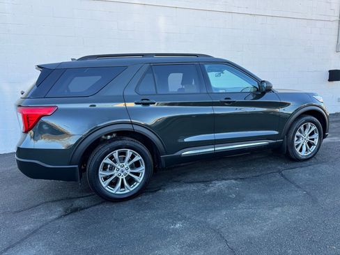 Used 2022 Ford Explorer XLT w/ Equipment Group 202A image 3