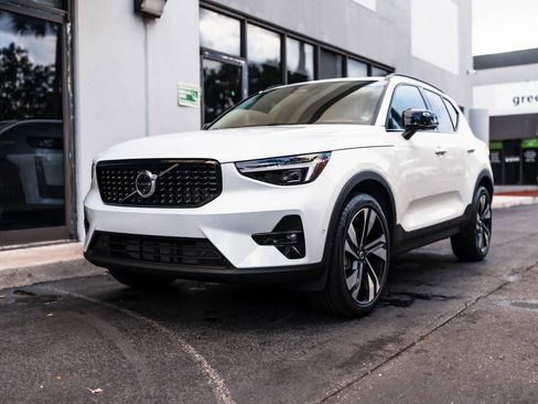Used 2025 Volvo XC40 B5 Plus w/ Protection Package Premier AWD/4WD image 2