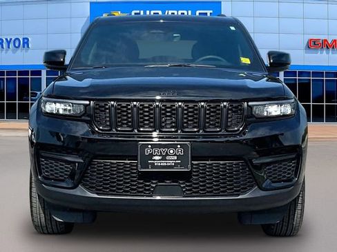 Used 2025 Jeep Grand Cherokee Altitude AWD/4WD image 2