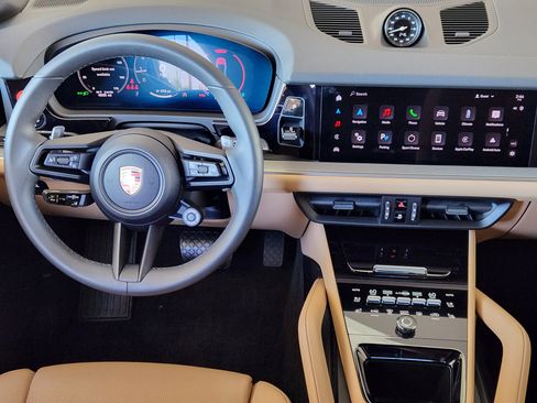 Certified 2025 Porsche Cayenne Coupe image 29