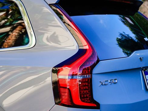 New 2026 Volvo XC90 T8 Ultra w/ Protection Package Premier AWD/4WD image 7