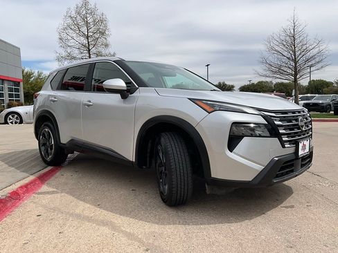 Used 2025 Nissan Rogue SV image 4