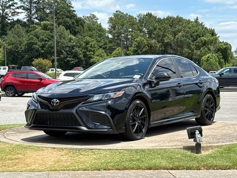 Used 2021 Toyota Camry SE FWD image 3