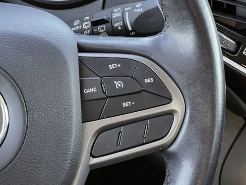 Used 2020 Jeep Cherokee Limited w/ Luxury Group image 14