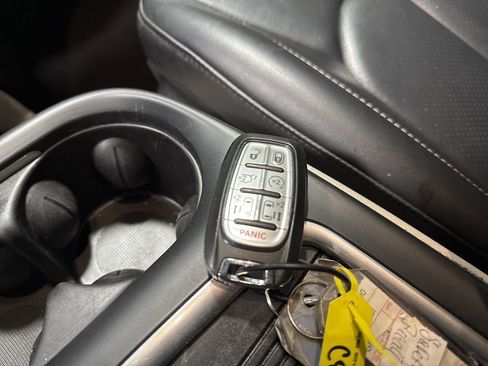 Used 2023 Chrysler Pacifica Touring-L image 32