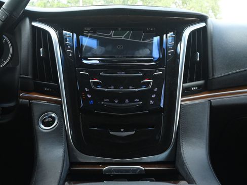 Used 2019 Cadillac Escalade Luxury RWD image 13
