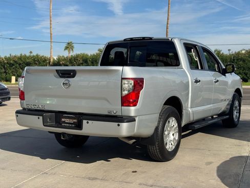 Used 2018 Nissan Titan SV w/ SV Convenience Package image 6