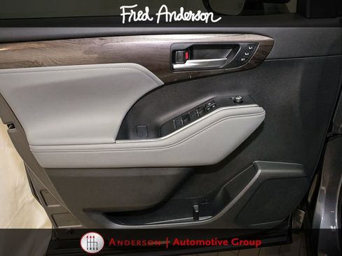 Used 2024 Toyota Highlander Platinum FWD image 14
