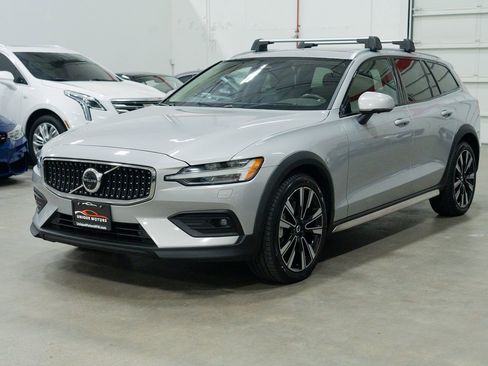 Used 2023 Volvo V60 B5 Cross Country Ultimate w/ Climate Package image 3