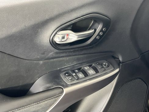 Used 2022 Jeep Cherokee Limited image 17