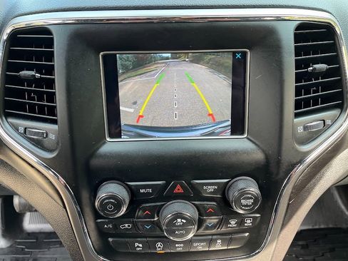 Used 2018 Jeep Grand Cherokee Laredo image 18