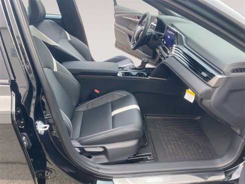 Used 2026 Toyota Camry SE image 15