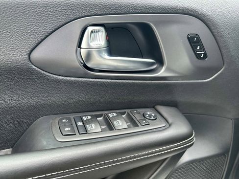 Used 2026 Chrysler Pacifica Select image 20